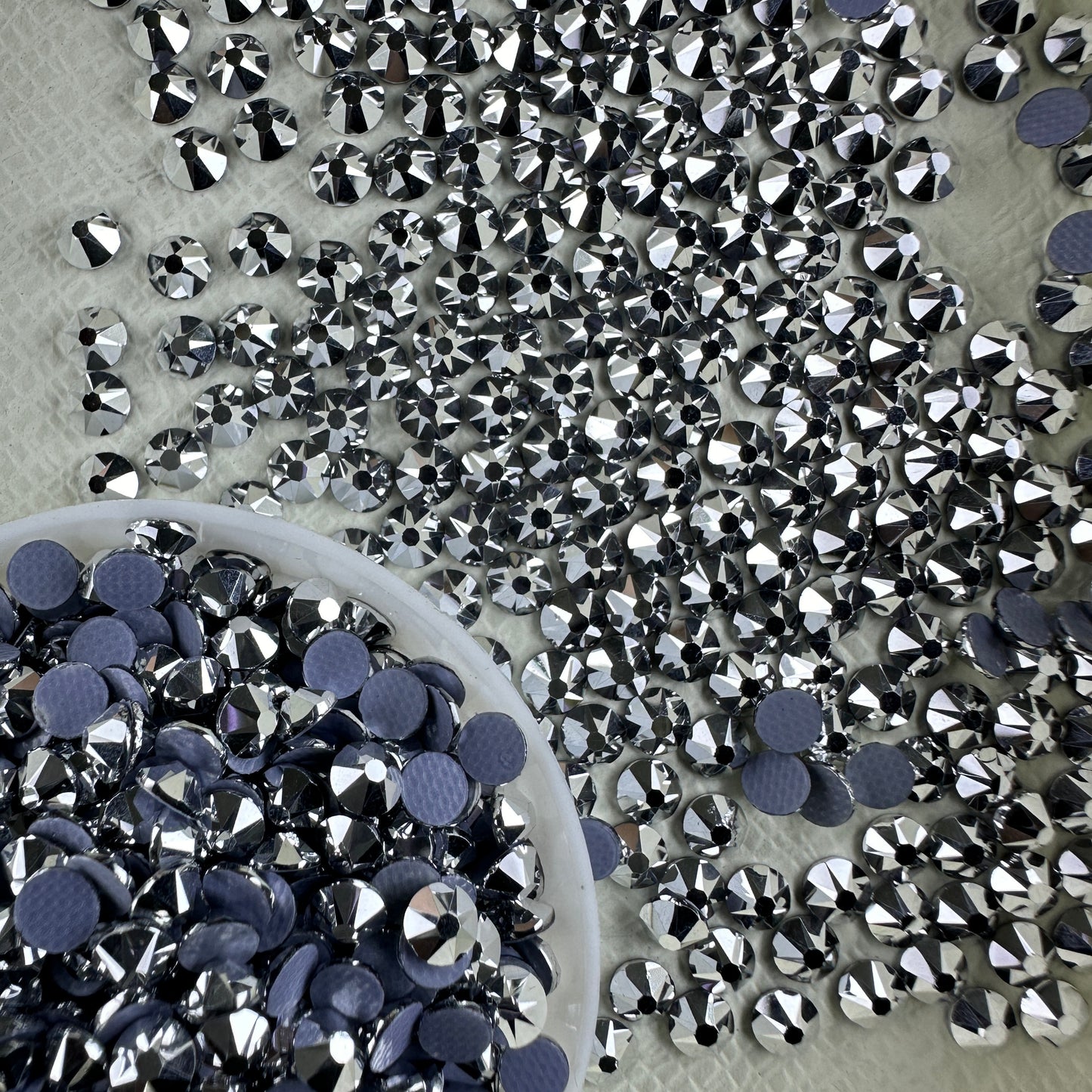 Dazzling Bright Wholesale 1440pcs 16 Facets Normal Color Hot-Fix Flat Back Glass Crystal Rhinestones Nail Art DIY Crafting