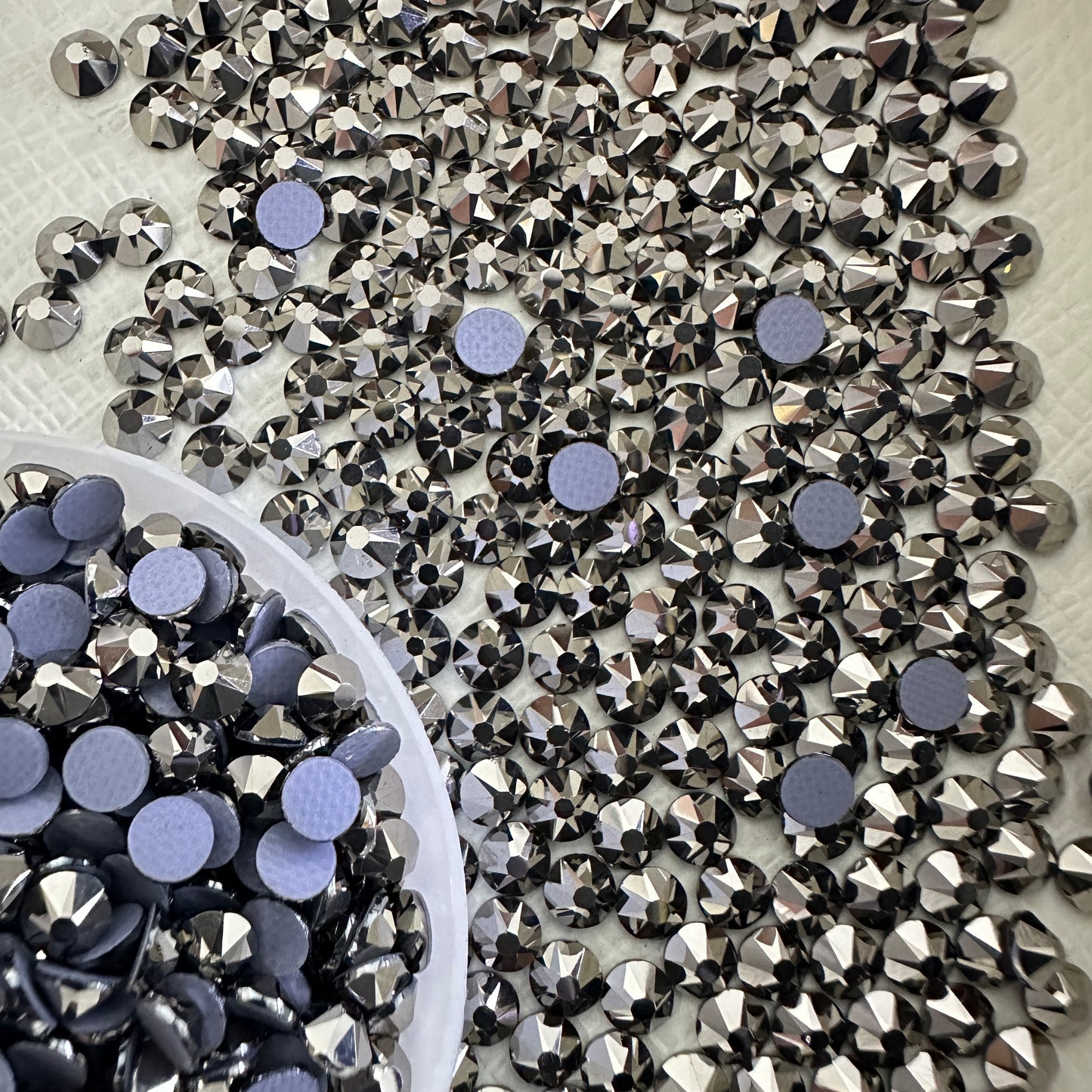 Dazzling Bright Wholesale 1440pcs 16 Facets Normal Color Hot-Fix Flat Back Glass Crystal Rhinestones Nail Art DIY Crafting