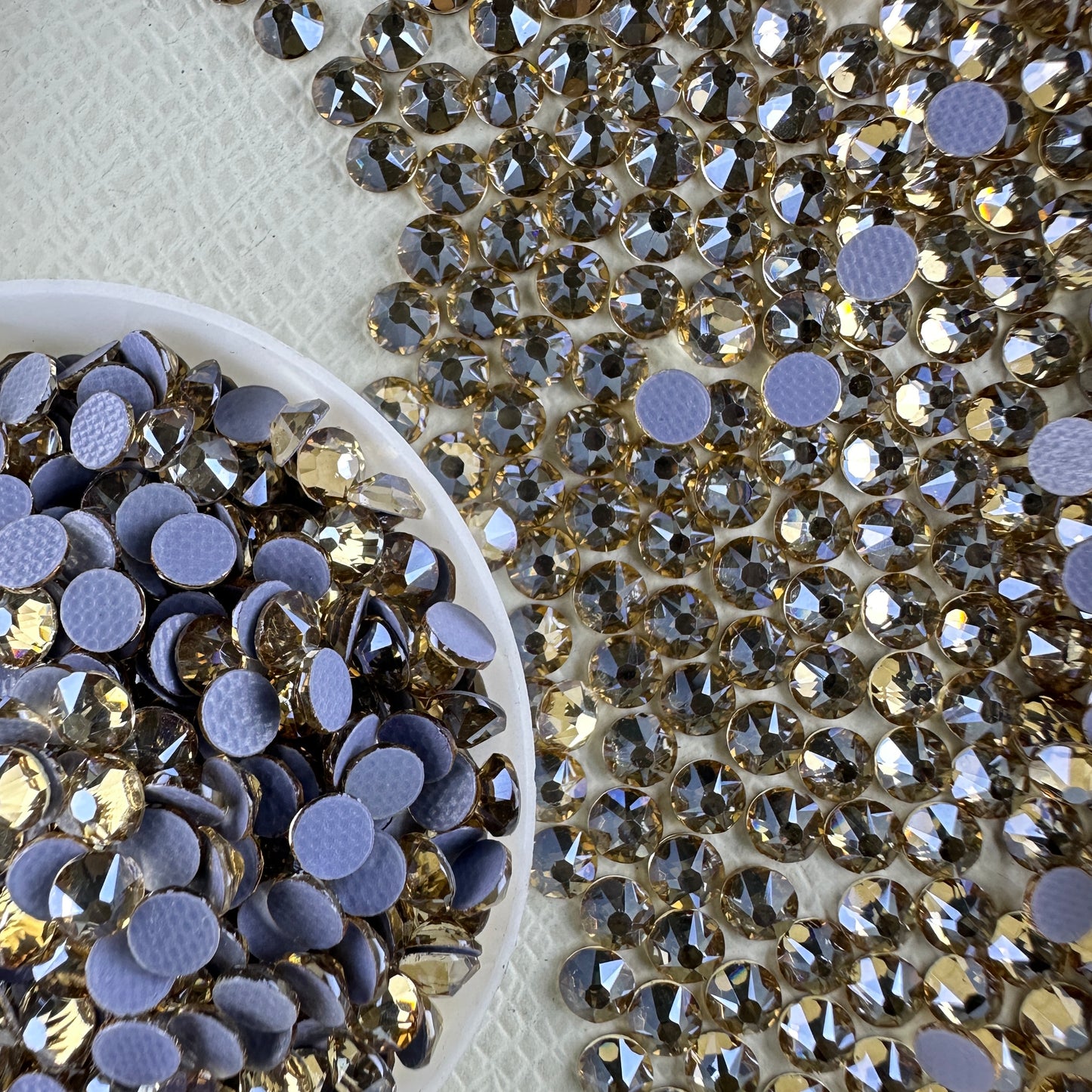 Dazzling Bright Wholesale 1440pcs 16 Facets Normal Color Hot-Fix Flat Back Glass Crystal Rhinestones Nail Art DIY Crafting