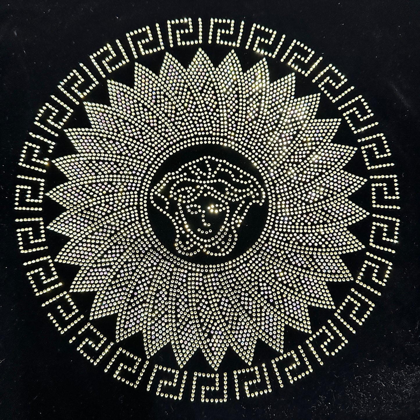 Low MOQ Custom Motif Strass Rhinestone Flatback Hotfix Glass Rhinestones for Garment Hats Bags & Shoes